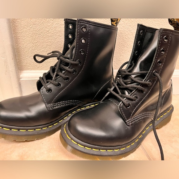Dr. Martens Ladies 1460 Smooth Leather Boot. - Picture 2 of 5